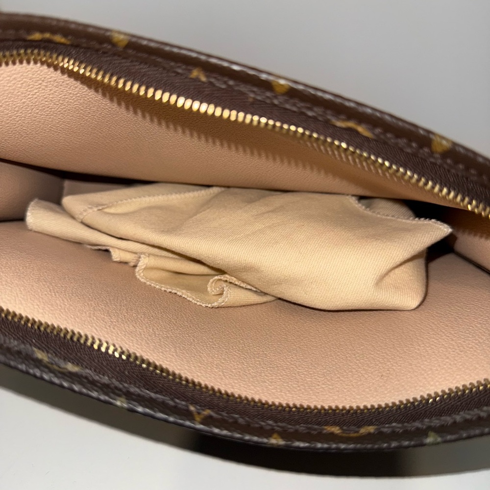 Louis Vuitton Toiletry Bag in Brown Monogram - Picture 5 of 5